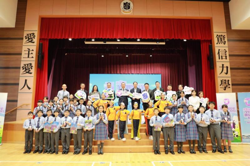 律政司司長林定國先生、維護國家安全委員會秘書長區志光先生等嘉賓到校參與變臉表演