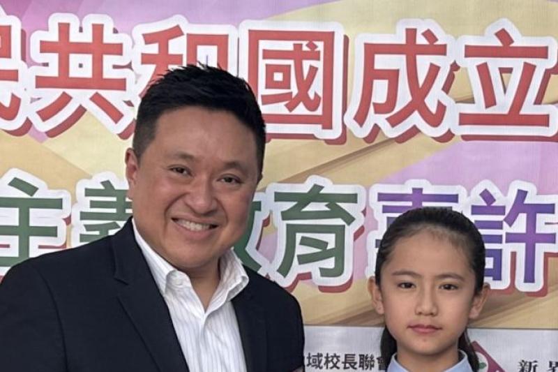 曾智昌校長和6B陳心妤代表佐敦谷聖若瑟天主教小學領取嘉許狀