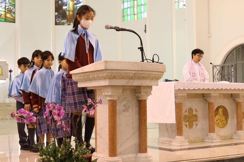 同學代表誦讀禱文