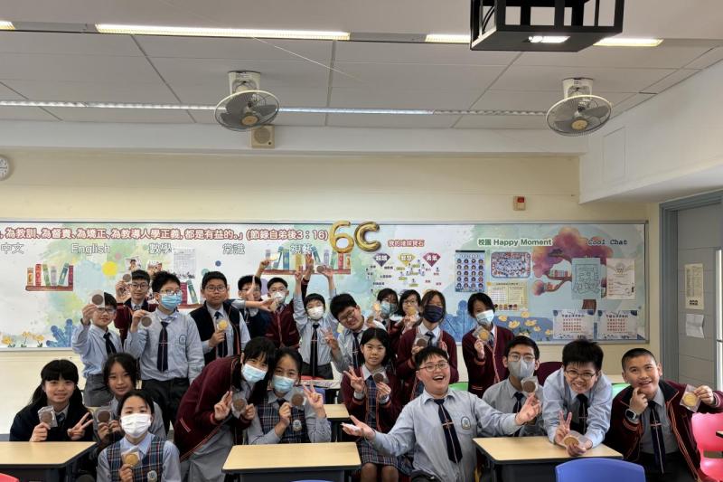 同學開心收取聖若瑟曲奇餅
