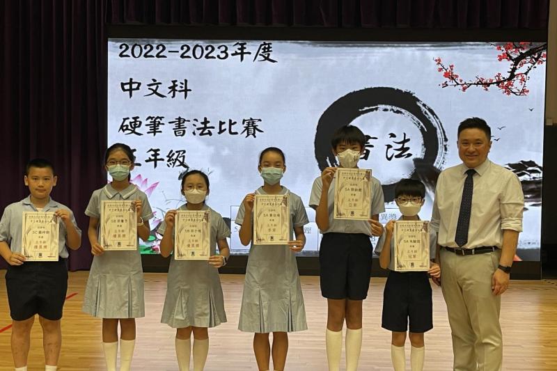 曾校長與得獎同學合照